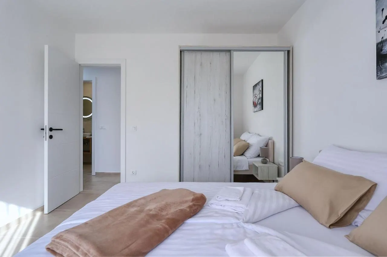Apartments Bonaca With Jacuzzi Privlaka
