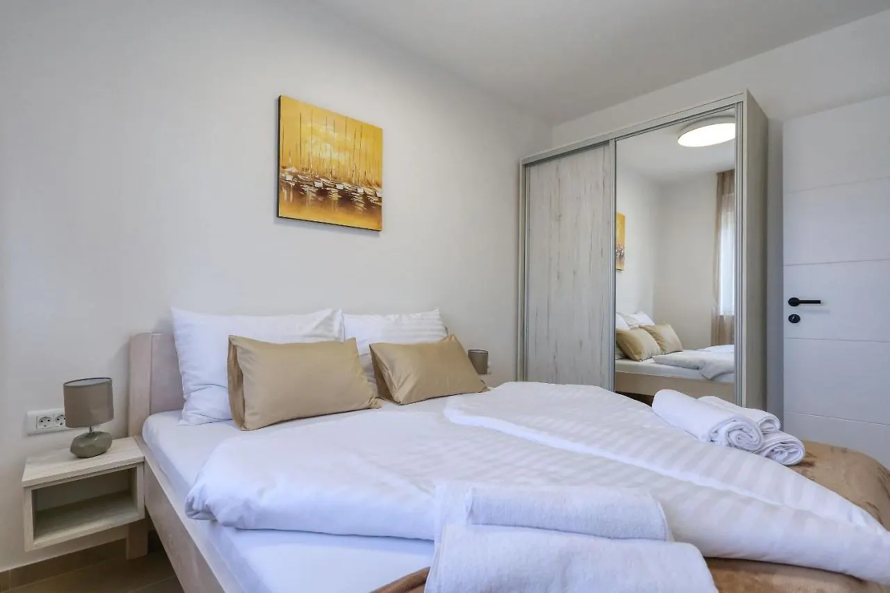 Apartments Bonaca With Jacuzzi Privlaka  Croatia
