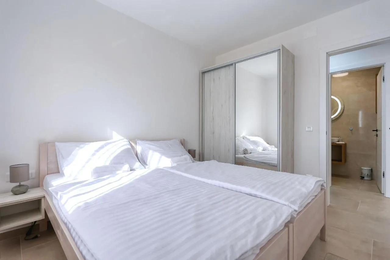 Apartments Bonaca With Jacuzzi Privlaka  Croatia