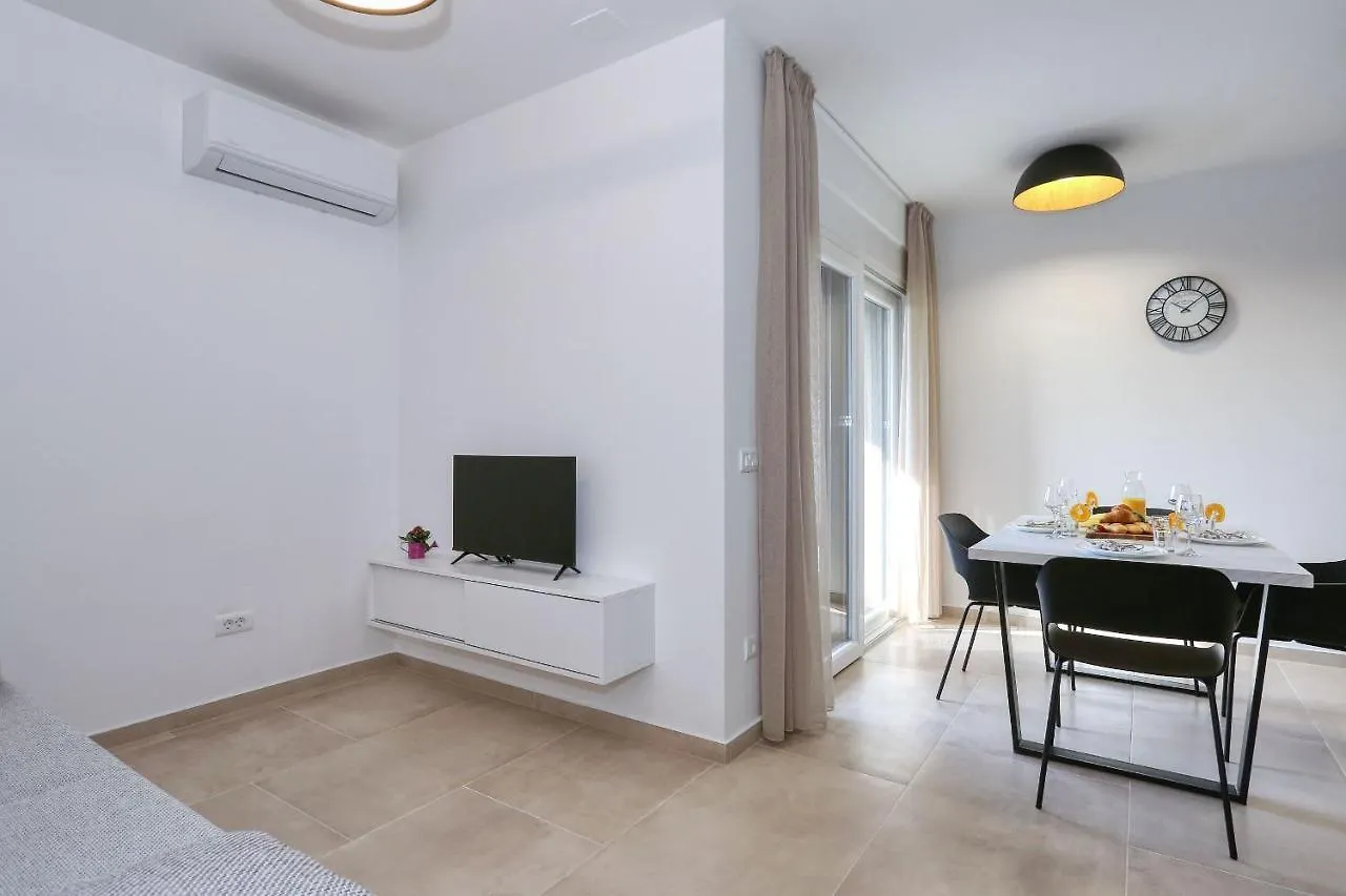 Apartments Bonaca With Jacuzzi Privlaka  Croatia