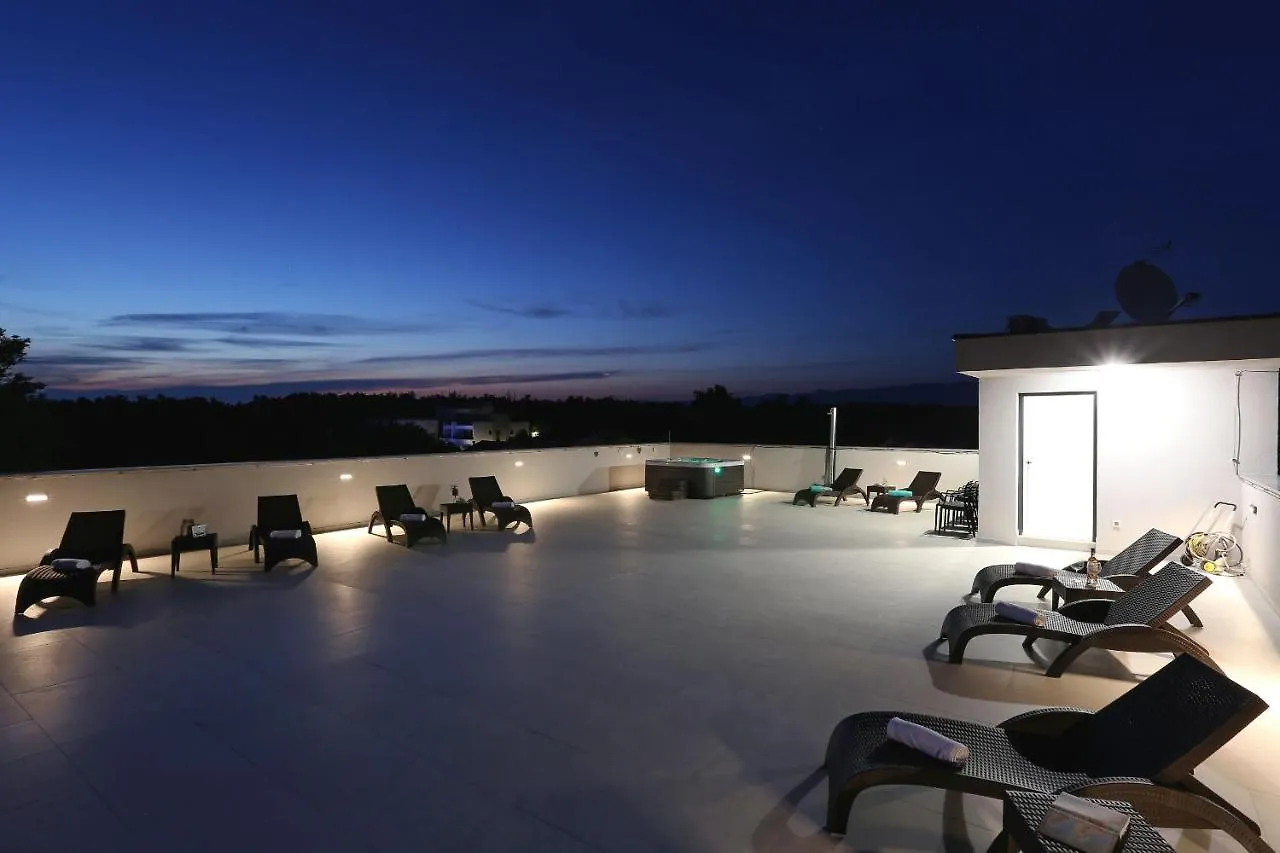 Apartments Bonaca With Jacuzzi Privlaka  Croatia