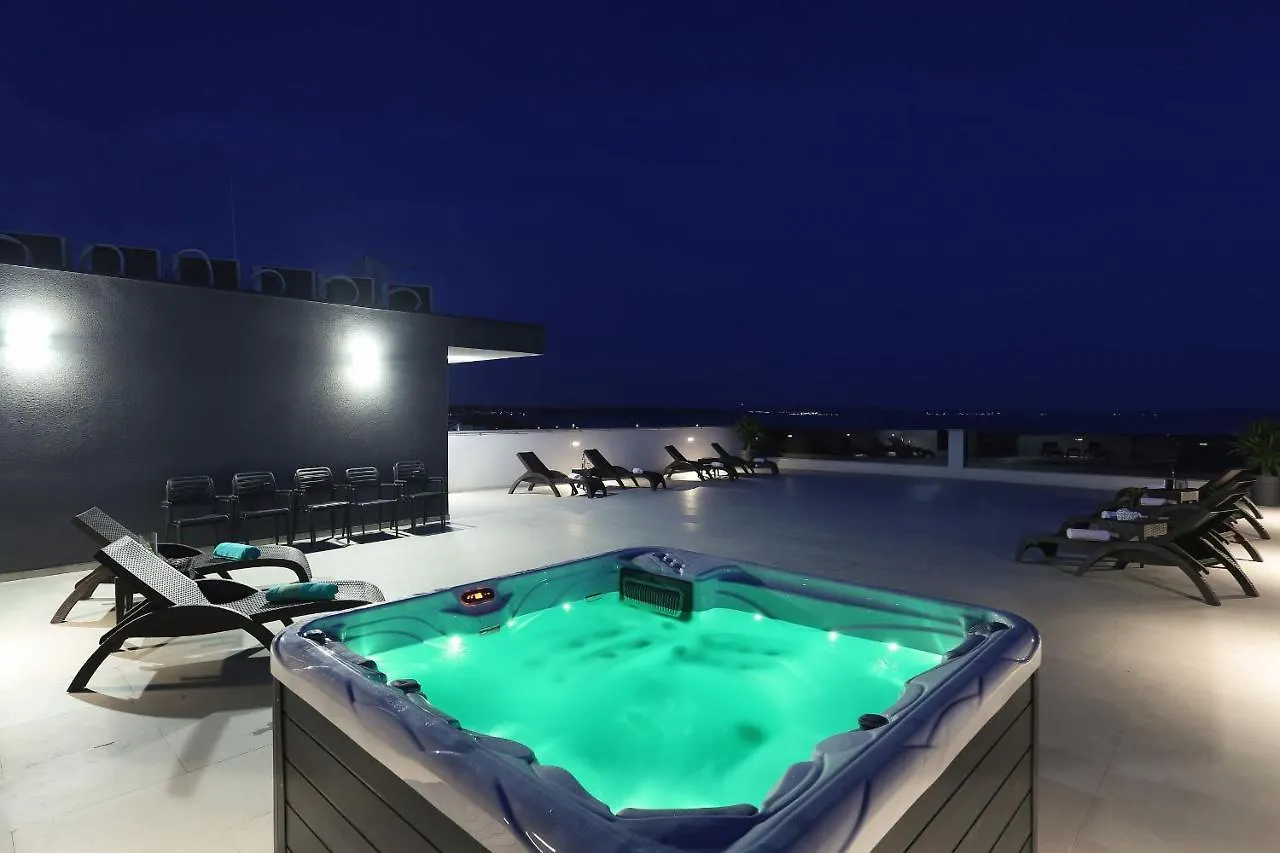 Apartments Bonaca With Jacuzzi Privlaka  Croatia