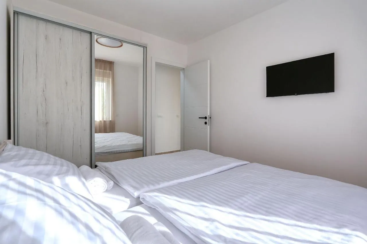 Apartments Bonaca With Jacuzzi Privlaka  Croatia