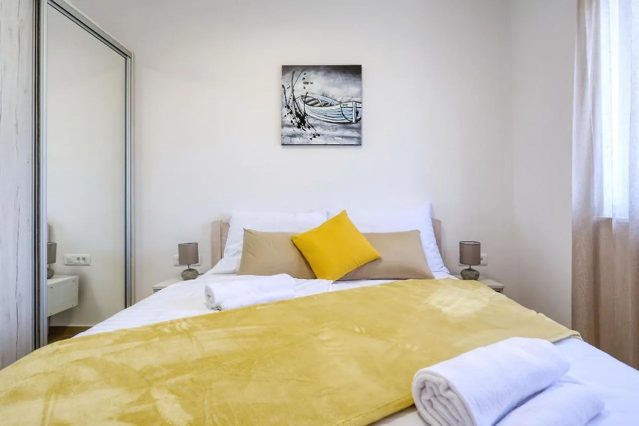 Apartments Bonaca With Jacuzzi Privlaka  Croatia