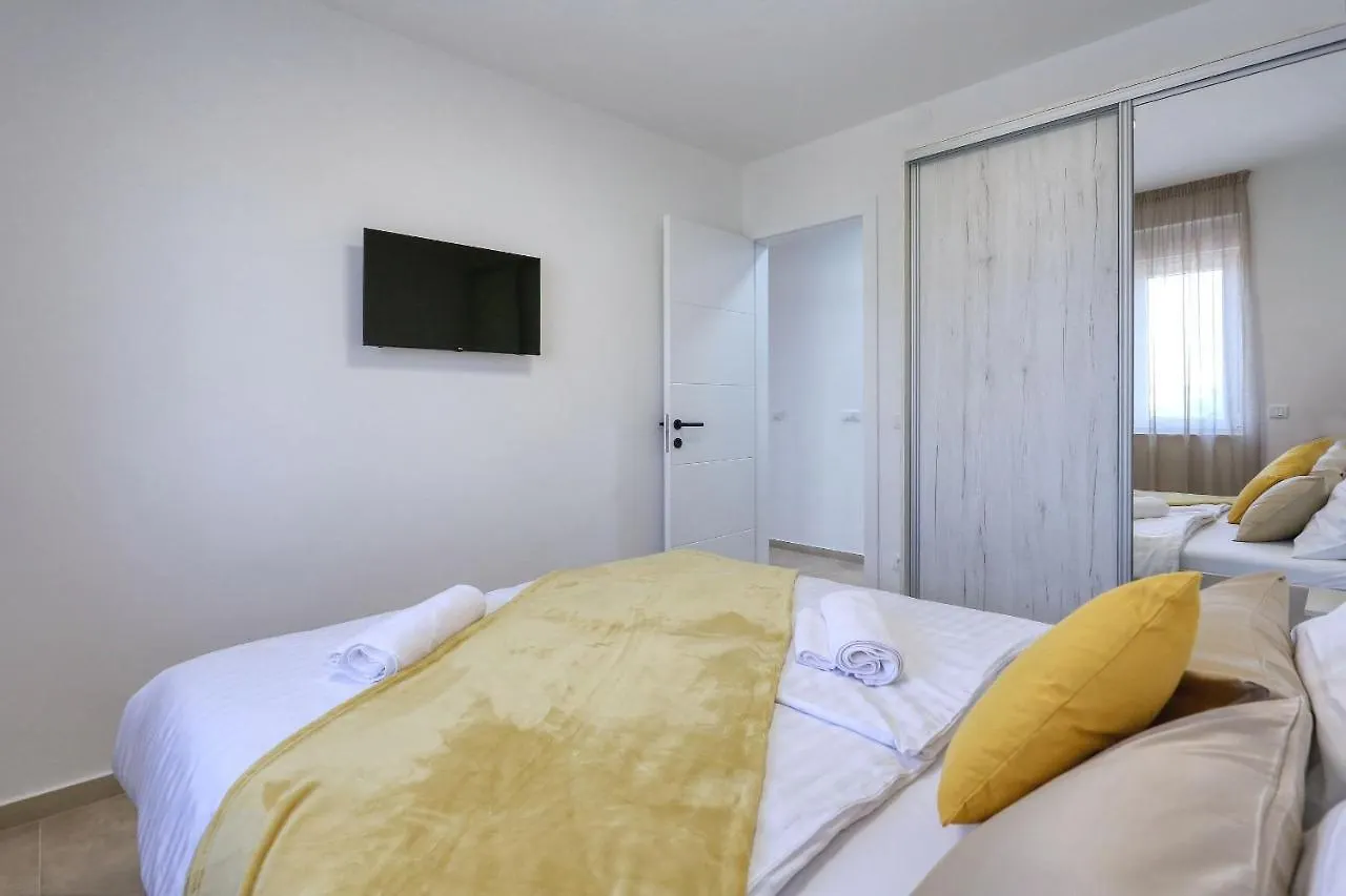 Apartments Bonaca With Jacuzzi Privlaka   Privlaka (Zadar)