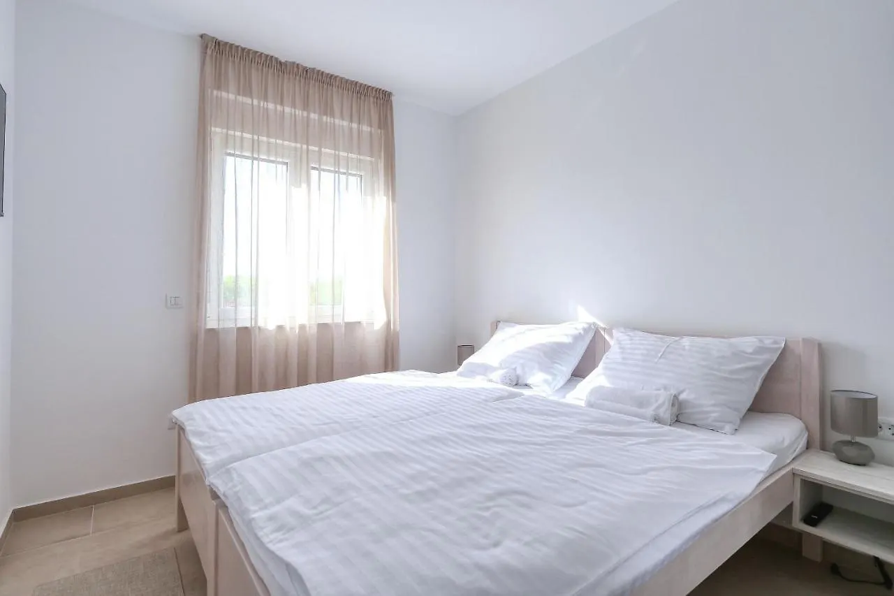 Apartments Bonaca With Jacuzzi Privlaka  Croatia