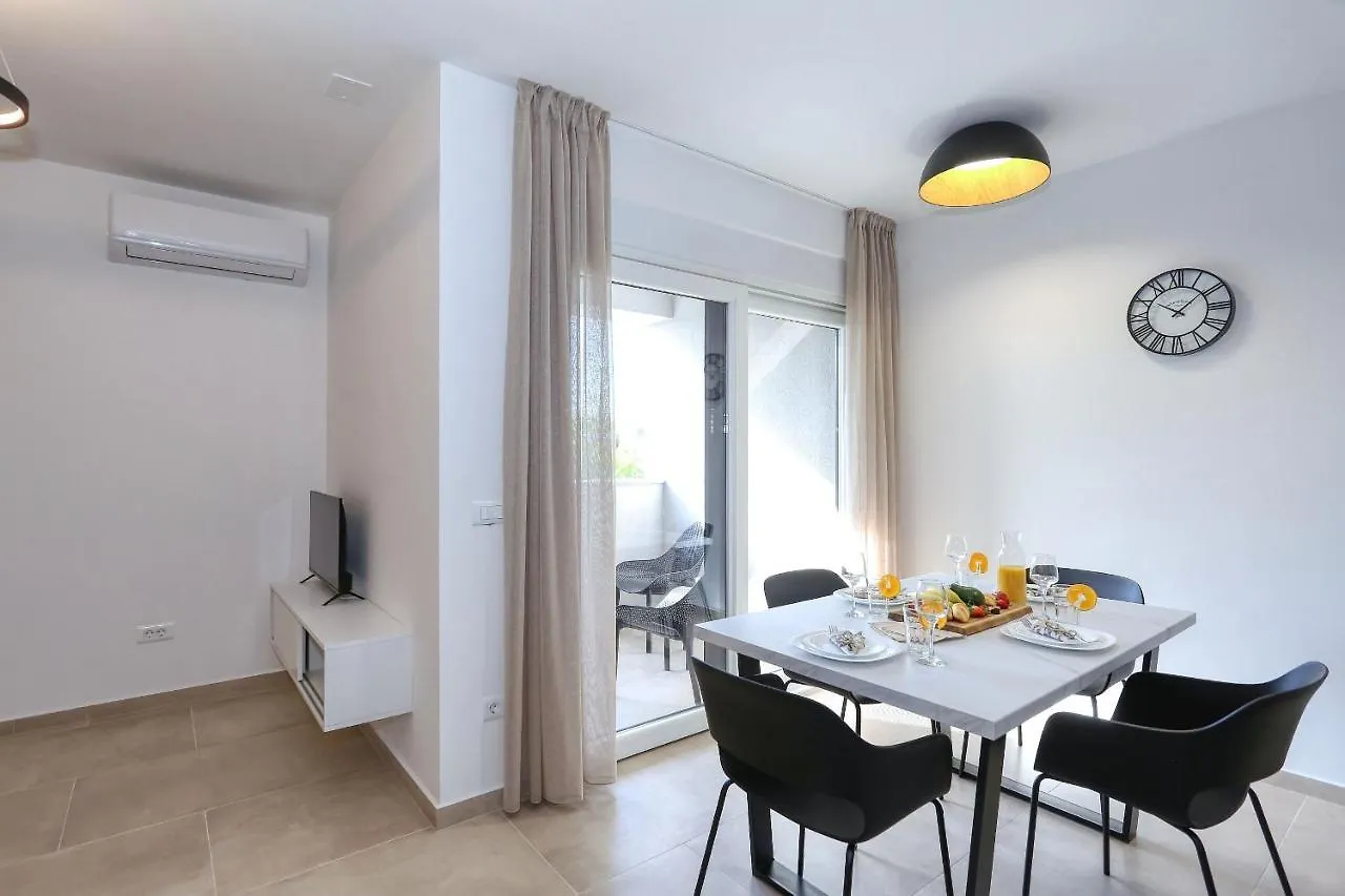 Apartments Bonaca With Jacuzzi Privlaka